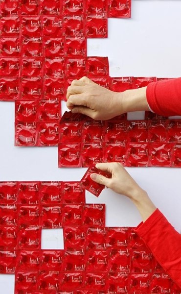 © Reuters. Fotografia para campanha para uso de preservativos em Seul