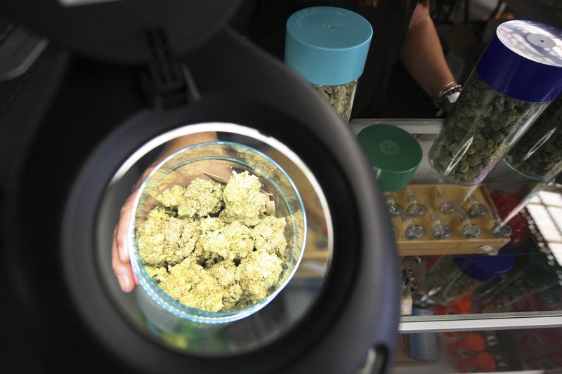 © Reuters. File photo of marijuana under a magnifier at the medical marijuana farmers market in Los Angeles