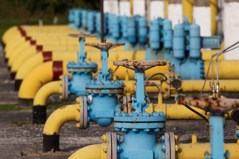 © Reuters. Gas pipes are pictured at Oparivske gas underground storage in Lviv region
