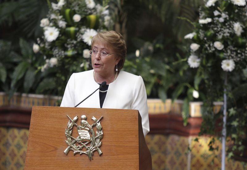 © Reuters. Presidente do Chile, Michelle Bachelet, discursa em cerimônia de boas vindas no palácio presidencial da Guatemala