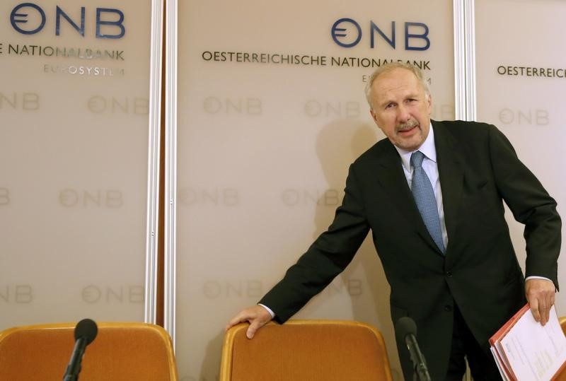 © Reuters. European Central Bank Governing Council member Nowotny arrives for news conference in Vienna