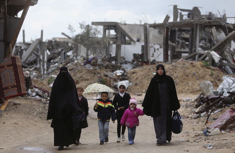 © Reuters. وكالة مساعدات: اعادة بناء غزة قد يستغرق قرنا اذا واصلت اسرائيل الحصار