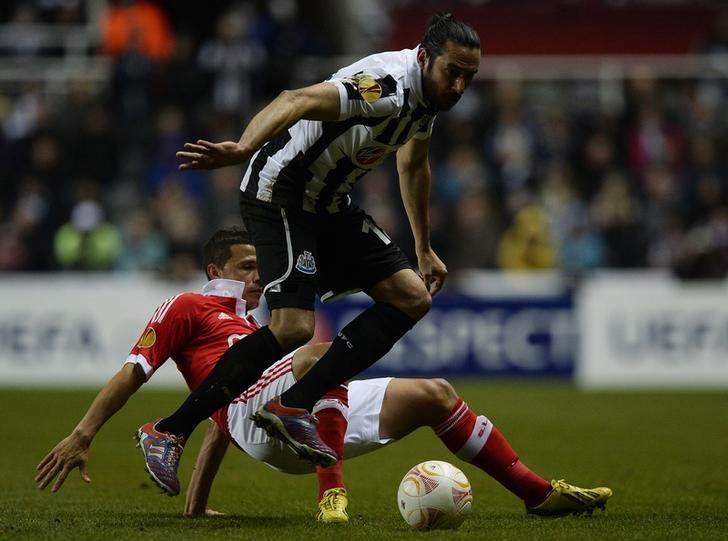 © Reuters. Jonás Gutiérrez podría volver a jugar en Newcastle tras recuperarse de un cáncer