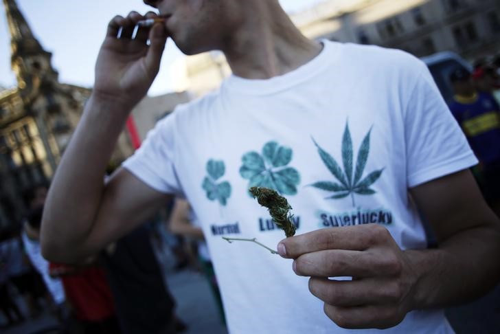 © Reuters. Entra en vigor la legalización del uso de marihuana recreativa en Washington D.C