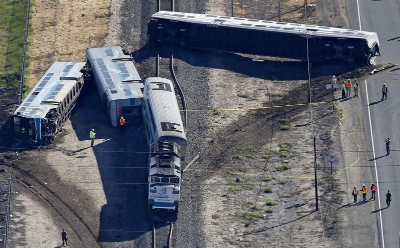 © Reuters. An aerial view shows the scene of a double-decker Metrolink train derailment in Oxnard, California