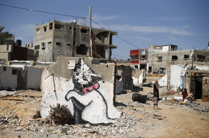 © Reuters. الفنان البريطاني بانكسي يصور بؤس غزة في فيلم قصير