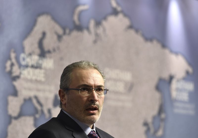 © Reuters. Russo exilado Mikhail Khodorkovsky discursa durante evento em Londres