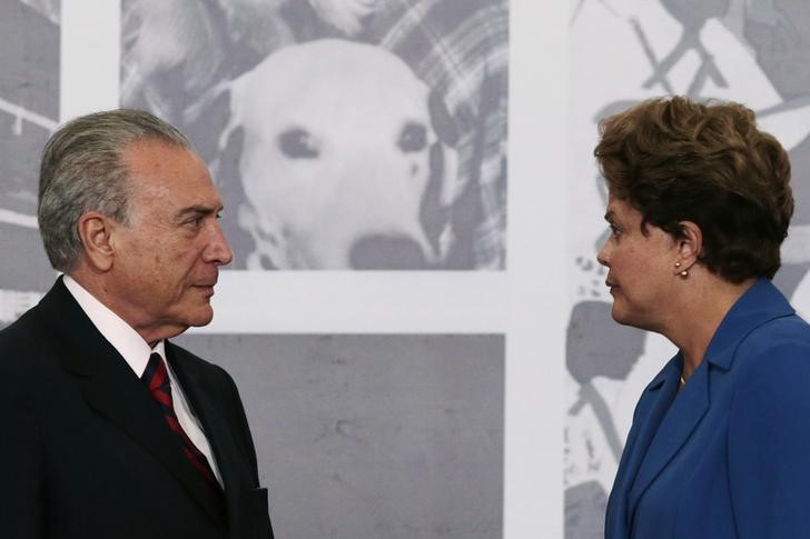 © Reuters. Presidente Dilma Rousseff e vice-presidente Michel Temer durante cerimônia no Palácio do Planalto, em Brasília