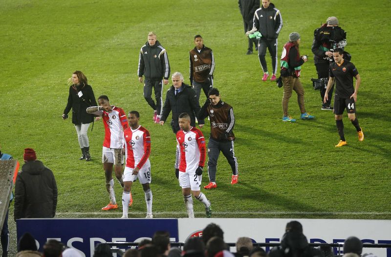 © Reuters. شغب جماهيري يوقف مباراة فينوورد مع روما لدقائق في الدوري الأوروبي