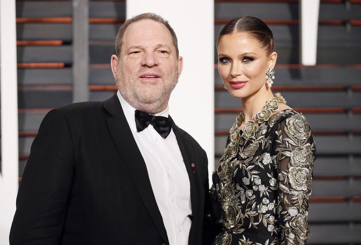 © Reuters. Harvey Weinstein and his wife arrive at the 2015 Vanity Fair Oscar Party in Beverly Hills