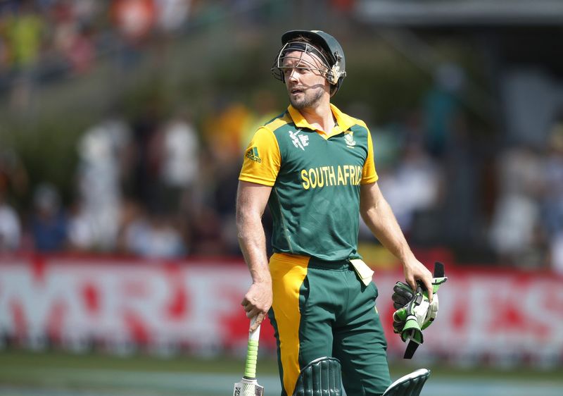 © Reuters. South Africa's batsman AB de Villiers looks back to the pitch as he walks off the field after being caught out by Zimbabwe's Craig Ervine during their Cricket World Cup match in Hamilton