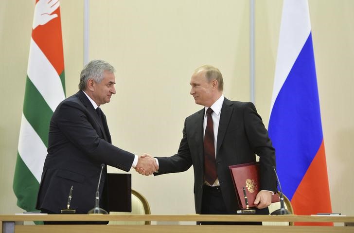 © Reuters. جورجيا تقول إن روسيا عازمة على "ضم" منطقتين انفصاليتين
