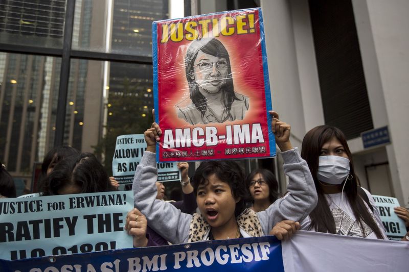 © Reuters. A supporter holds up a sign of Indonesian domestic helper Erwiana Sulistyaningsih, during a protest calling for better protection of migrant workers,  in Hong Kong