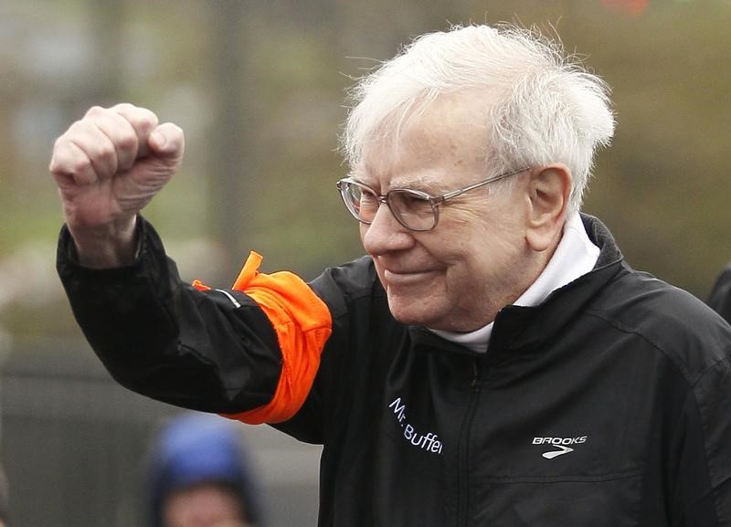 © Reuters. Berkshire Hathaway chairman Buffett gestures at the start of a 5km race sponsored by Brooks Sports Inc. in Omaha