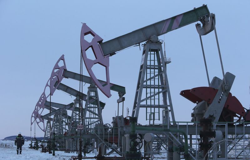 © Reuters. Станки-качалки на нефтяном месторождении Башнефти в селе Николо-Березовка в Башкортостане