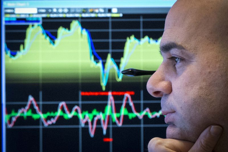 © Reuters. Трейдер на фондовой бирже в Нью-Йорке 