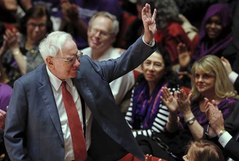 © Reuters. Financial investor Warren Buffett is acknowledged during an announcement ceremony at Northwestern University in Evanston