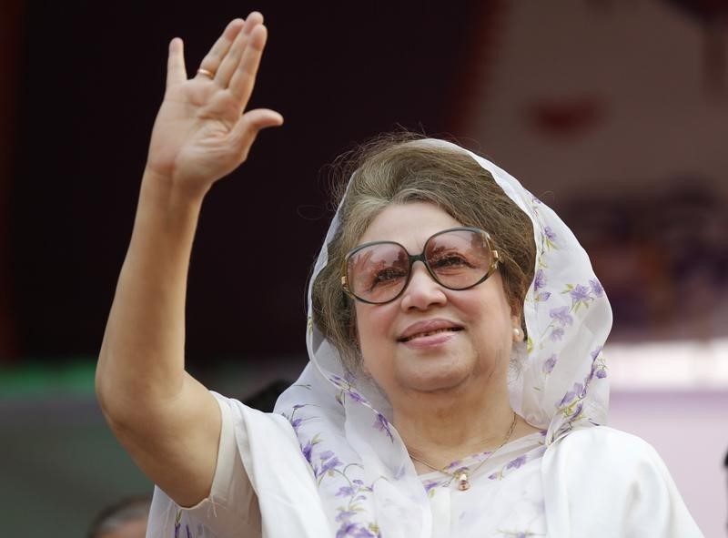 © Reuters. File photo of BNP Chairperson Khaleda waving to activists as she arrives for a rally in Dhaka