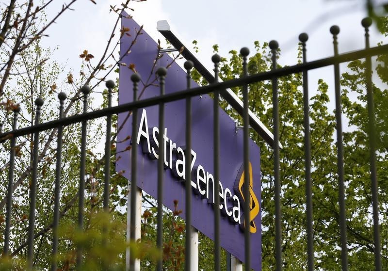 © Reuters. A sign is seen at an AstraZeneca site in Macclesfield