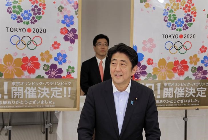 © Reuters. Japan's Prime Minister Abe smiles as he reports to his cabinet members Tokyo's successful bid to host the 2020 Summer Olympics and Paralympics in Tokyo