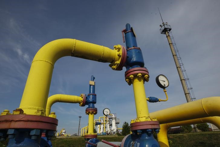 © Reuters. Трубы на территории газового хранилища в Львовской области 