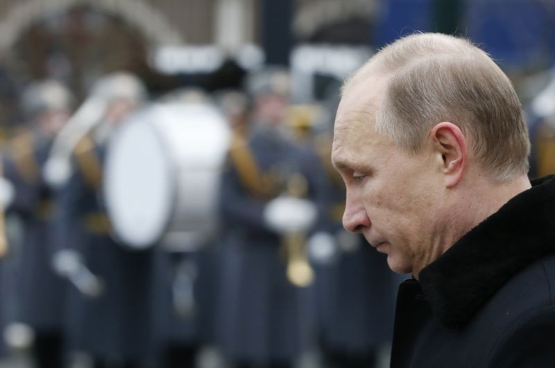 © Reuters. Russian President Vladimir Putin attends a wreath-laying ceremony to mark the Defender of the Fatherland Day at the Tomb of the Unknown Soldier by the Kremlin walls in central Moscow