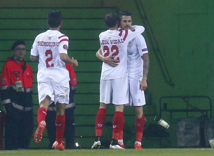 © Reuters. Sevilla's Vitolo celebrates with his team mates after scoring against Borussia Moenchengladbach during Europa League soccer match in Moenchengladbach