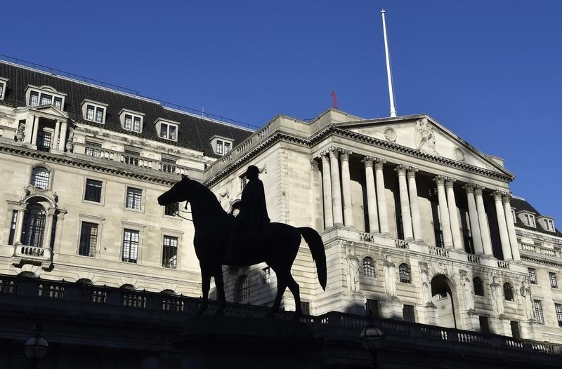 © Reuters. The Bank of England is seen, with a statue in the foreground, in the City of London