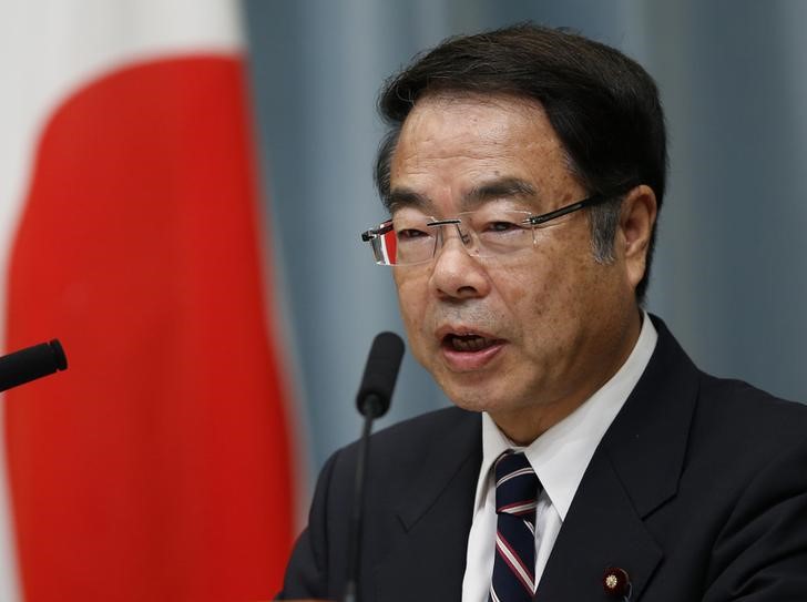 © Reuters. Japan's new Environment Minister Mochizuki attends a news conference at Prime Minister Shinzo Abe's official residence in Tokyo