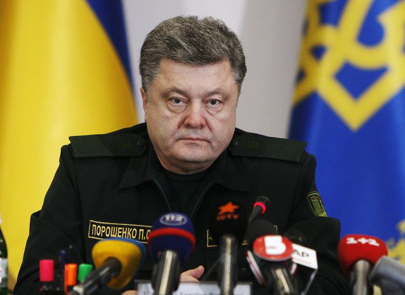 © Reuters. Presidente da Ucrânia, Petro Poroshenko, durante reunião militar em Kiev