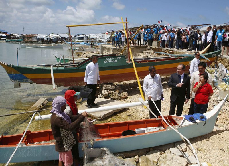 © Reuters. FRANÇOIS HOLLANDE PROMET UN ACCORD SUR LE CLIMAT À DES VICTIMES DU TYPHON HAIYAN AUX PHILIPPINES