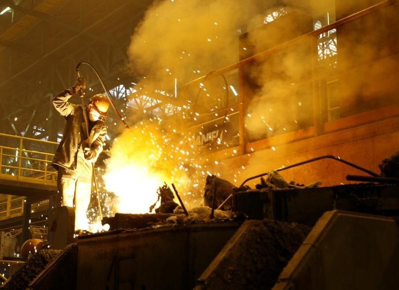 © Reuters. Металлург в цеху завода Интерпайп сталь в Днепропетровске интерпайп сталь