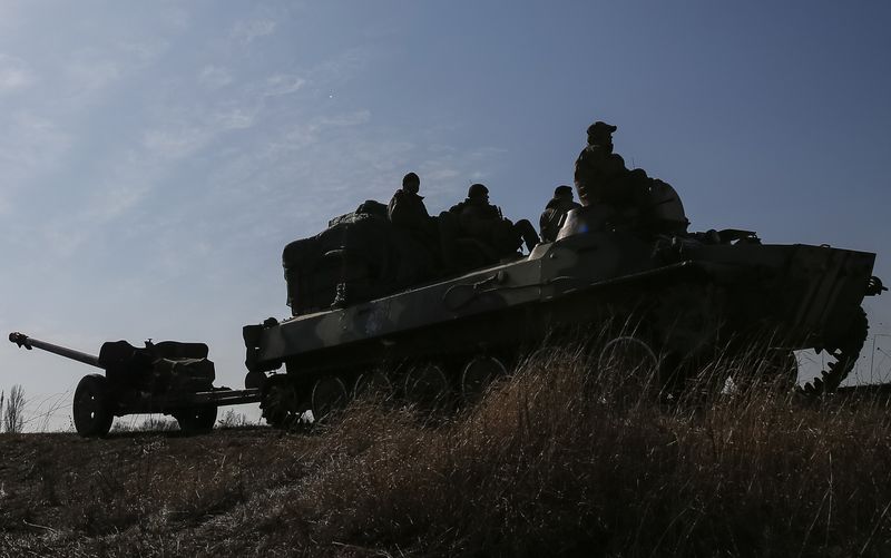 © Reuters. Peça de artilharia sendo puxada, parte de um comboio das Forças Armadas da Ucrânia