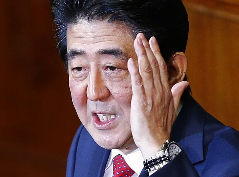 © Reuters. Premiê do Japão, Shinzo Abe, em discurso no Parlamento, em Tóquio