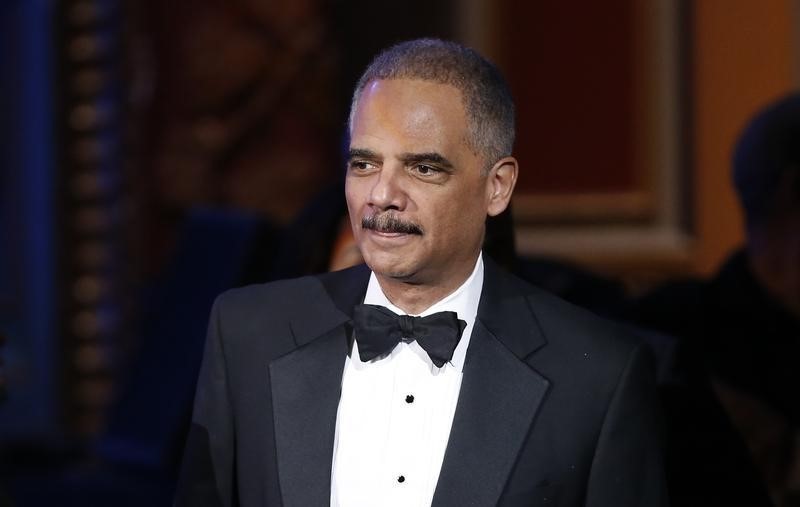 © Reuters. Eric Holder arrives at the 46th NAACP Image Awards in Pasadena
