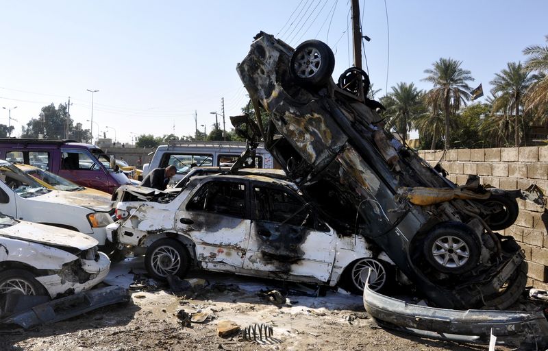 © Reuters. مقتل ثمانية أشخاص في هجمات بقنابل وصواريخ في بغداد