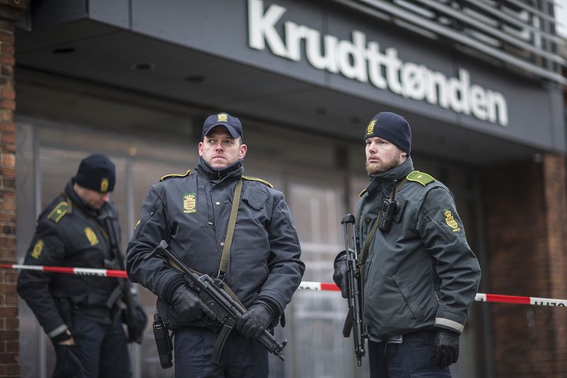 © Reuters. الشرطة الدنمركية تعتقل مشتبها به على صلة بهجومي كوبنهاجن