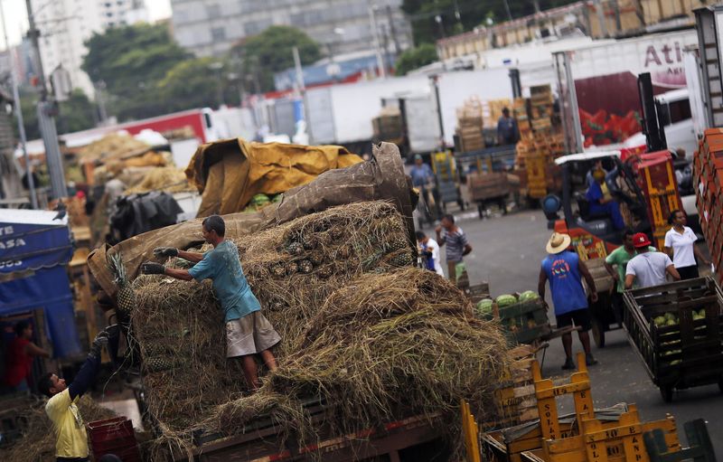 © Reuters. Trabalhadores descarregam alimentos de caminhões no Ceagesp, em São Paulo