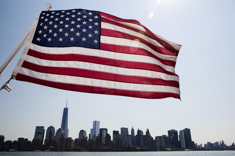 © Reuters. Bandeira dos EUA em Manhattan, Nova York