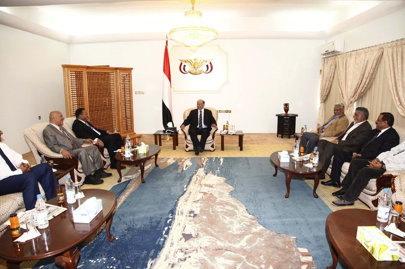 © Reuters. الرئيس اليمني يجتمع لأول مرة مع اثنين من محافظي الشمال في عدن