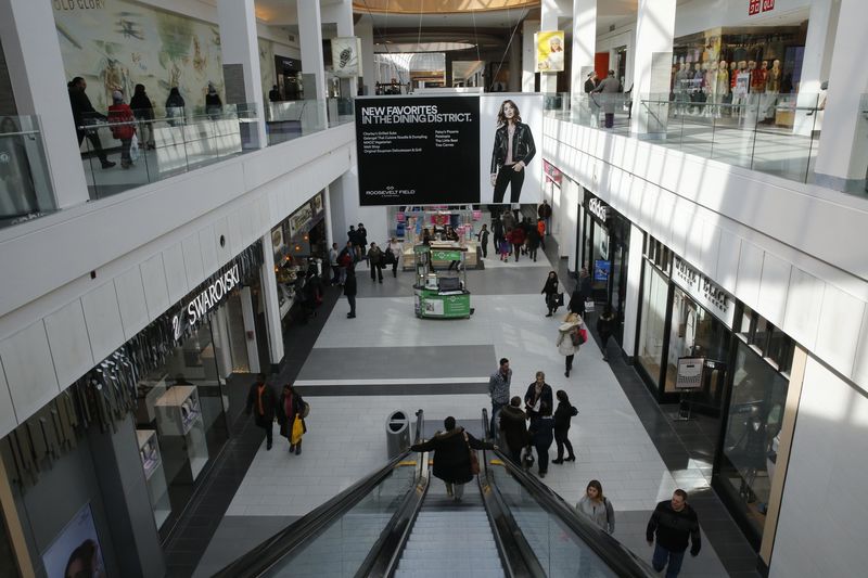 © Reuters. People are seen walking through Roosevelt Field shopping mall in Garden City, New York