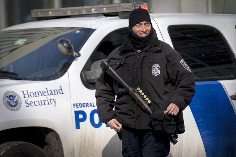 © Reuters. A Federal Protective Service officer, which is a branch of Homeland Security, works outside the U.S. District Courthouse in the Brooklyn borough of New York