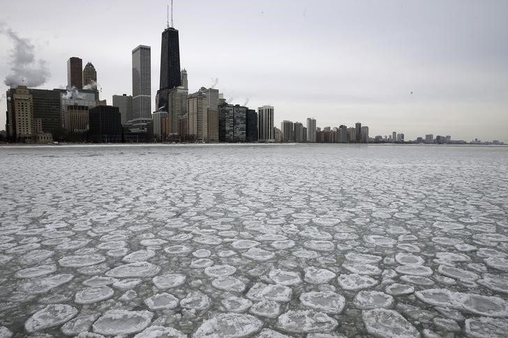 © Reuters. The Chicago skyline is seen above a partially frozen Lake Michigan in Chicago