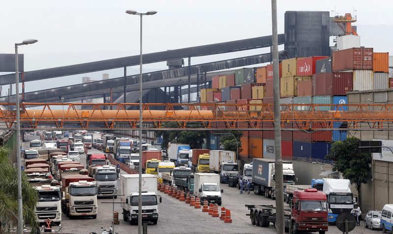 © Reuters. Caminhões no Porto de Santos