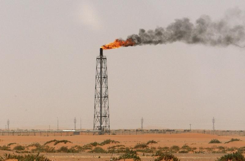 © Reuters. ملخص-فيتش: هبوط النفط يهوي بفائض ميزان المعاملات الجارية للسعودية إلى 0.3% في 2015