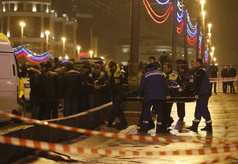 © Reuters. Agentes carregam corpo de Boris Nemtsov, morto a tiros no centro de Moscou