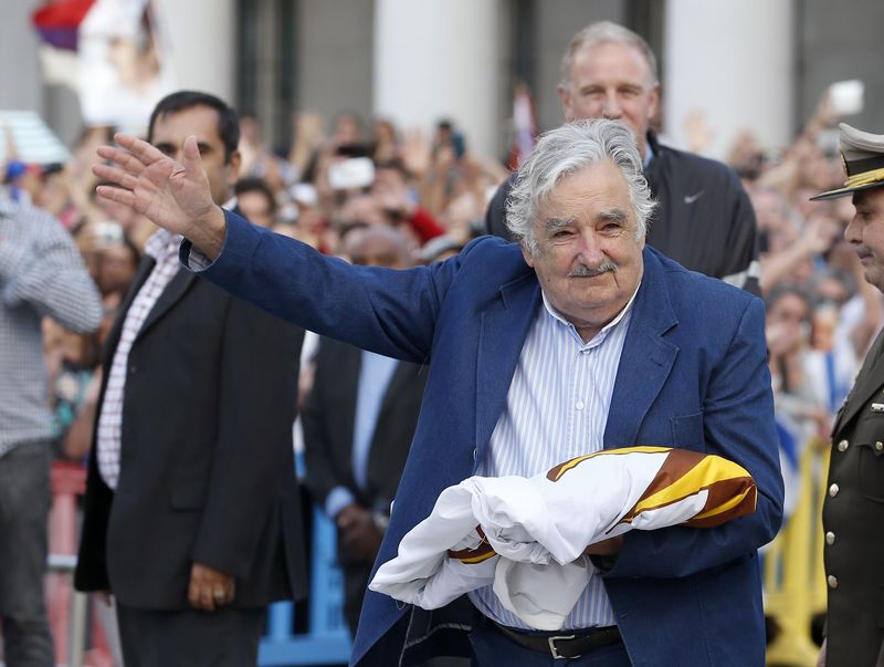 © Reuters. Mujica acena ao povo em sua despedida da Presidência do Uruguai