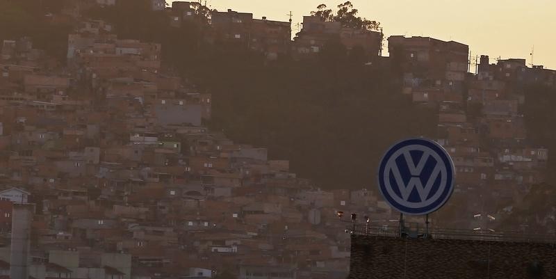 © Reuters. Volkswagen logo is pictured in front of a slum, at the Volkswagen plant in Sao Bernardo do Campo
