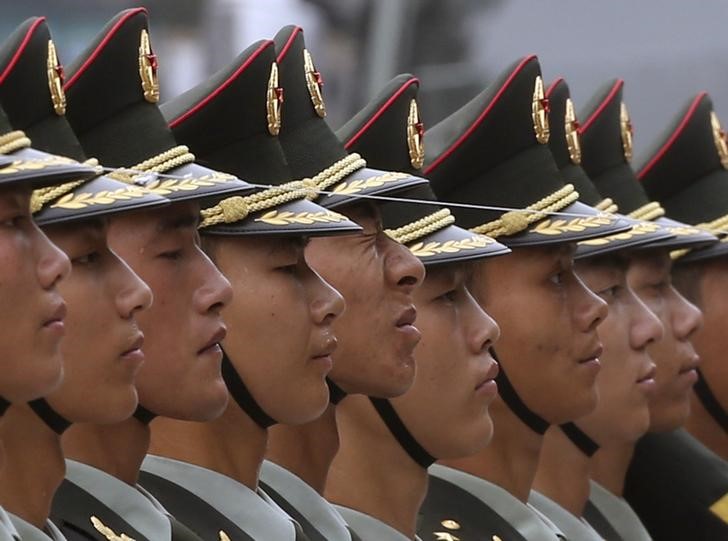 © Reuters. طرد مسؤول عسكري صيني من البرلمان في إطار حملة ضد الفساد