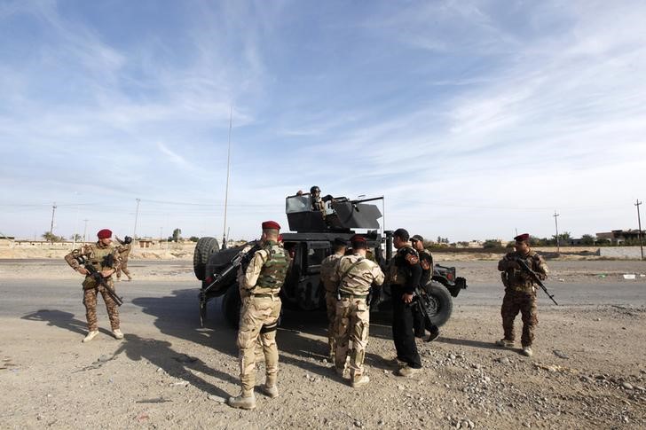 © Reuters. مقاتلو الدولة الإسلامية يهاجمون سامراء بشمال العراق قبل هجوم للجيش